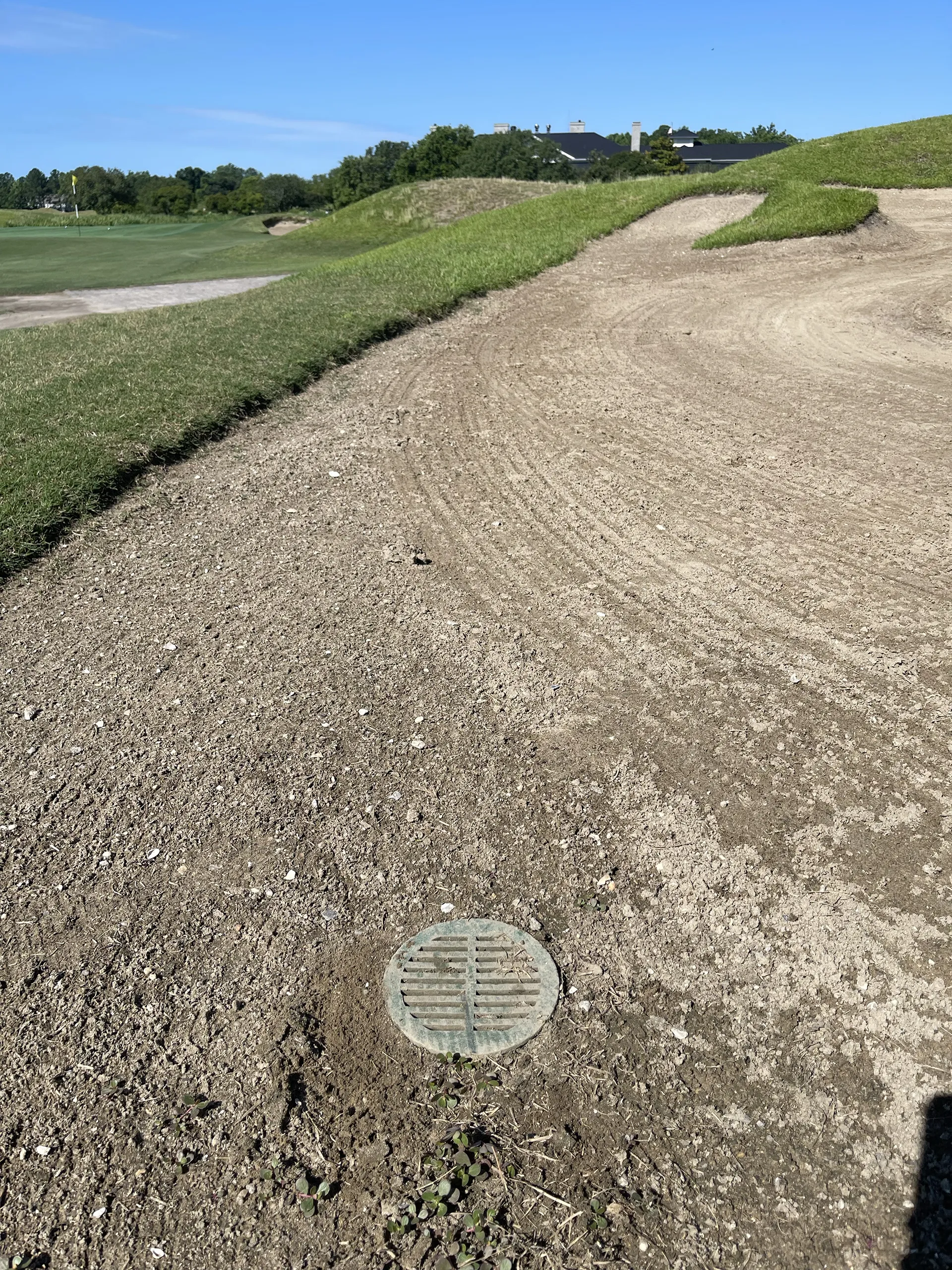 Drainage installation in a golf course sand trap